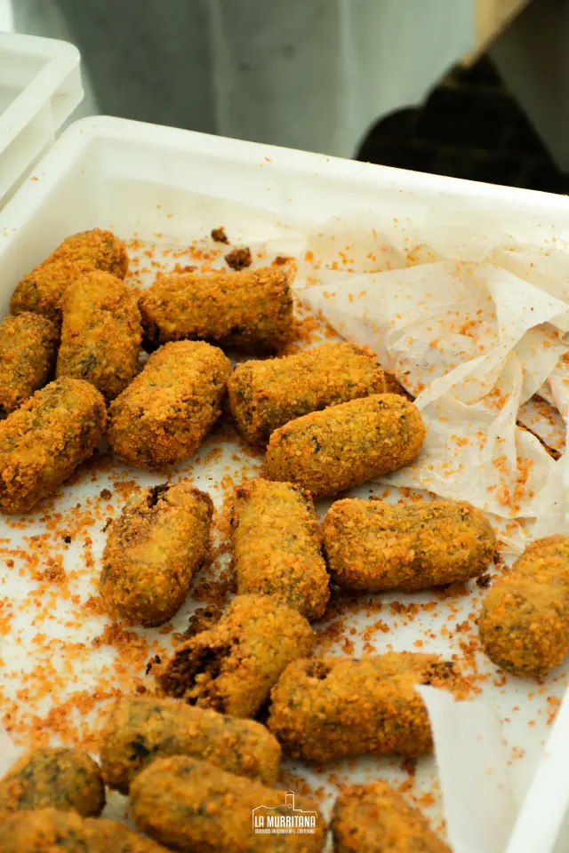 Vassoio di crocchette fritte impanate appena servite