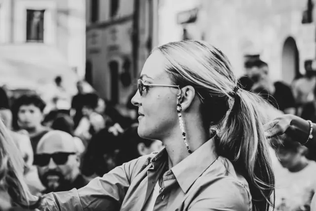 Ritratto in bianco e nero di una visitatrice di profilo tra la folla