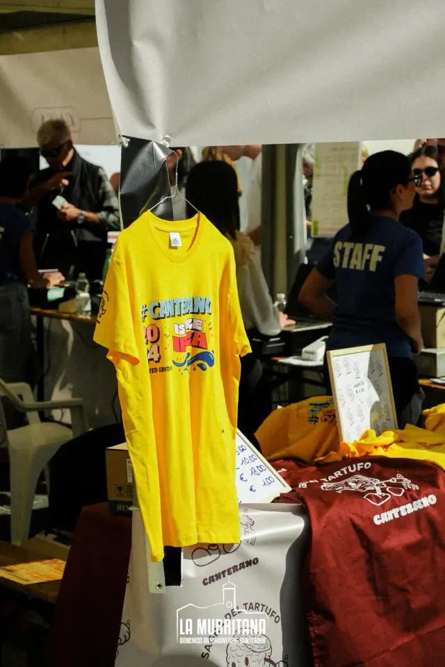 T-shirt gialla gadget "#Canterano 2024" esposta allo stand ufficiale della sagra