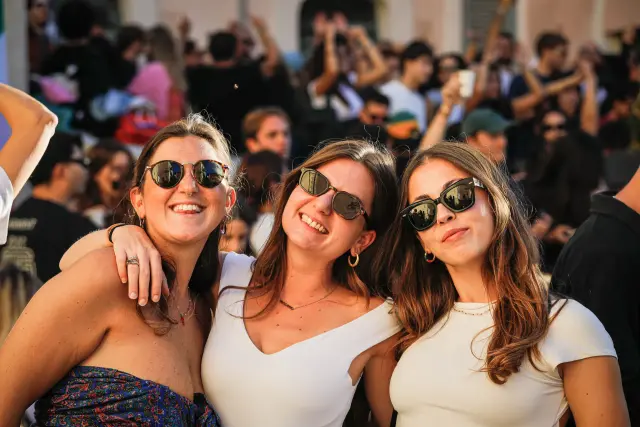 Tre amiche sorridenti abbracciate durante la sagra