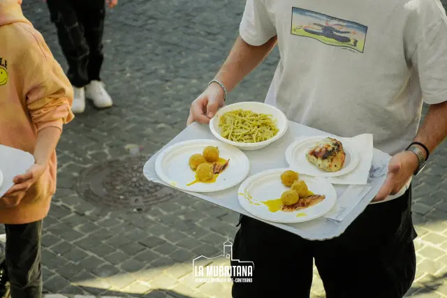 Vassoio con piatti tipici della sagra: pasta, arancini e panino farcito