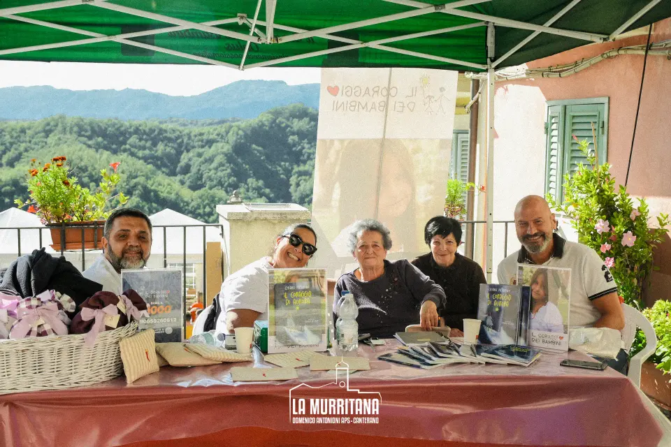 Volontari dell'associazione La Murritana al loro stand durante la sagra
